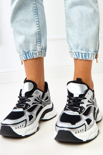 Baskets noires avec semelle...