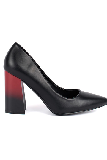 couleur noire talons hauts sur un grand poteau 2