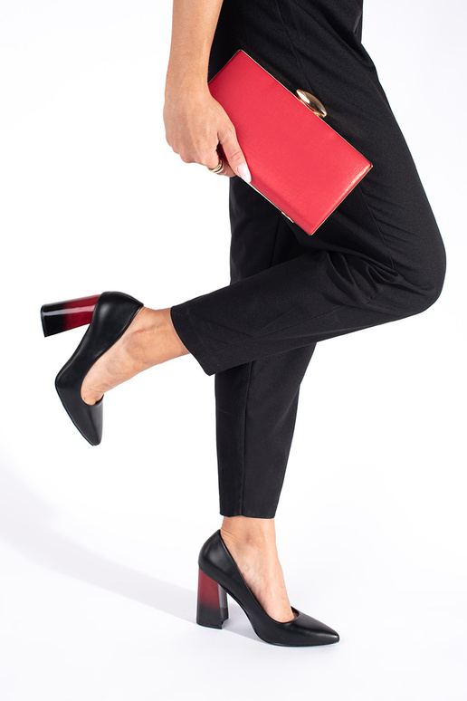 couleur noire talons hauts sur un grand poteau