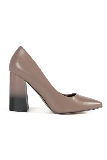 beige talons hauts sur un grand poteau 2