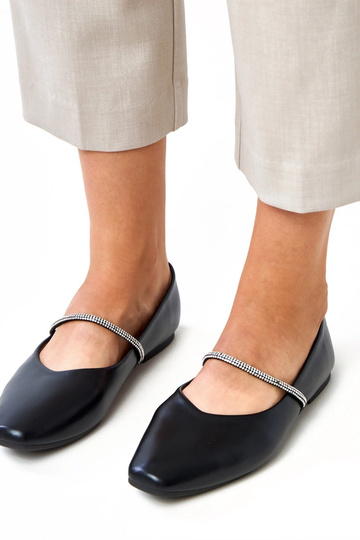 Ballerines noires avec une sangle décorative, Sikla