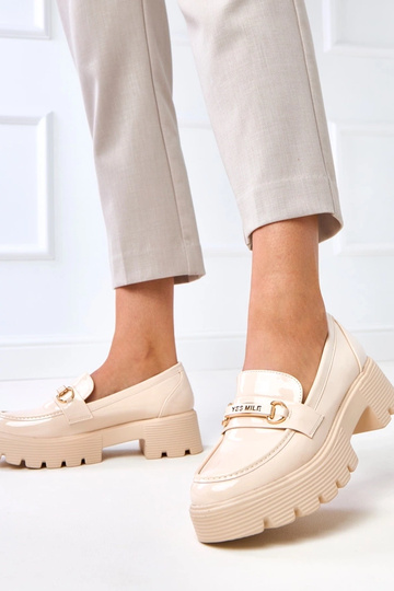 Mocassins vernis sable avec ornement, Kidane