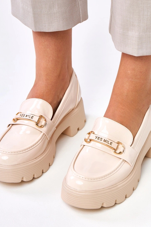 Mocassins vernis sable avec ornement,... Mocassins vernis sable avec ornement,...