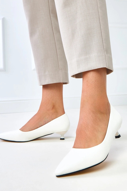 Chaussures blanches à petit talon,... Chaussures blanches à petit talon,...