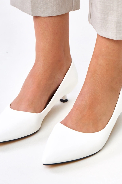 Chaussures blanches à petit talon,... Chaussures blanches à petit talon,...