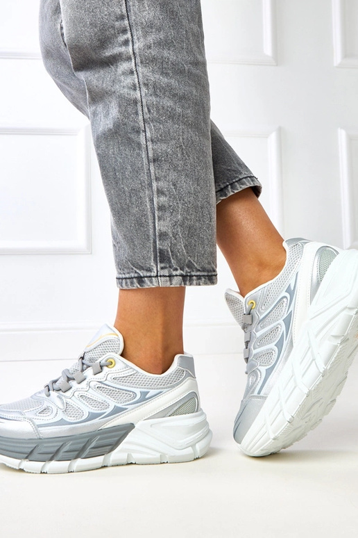 Baskets argentées sur semelle épaisse... Baskets argentées sur semelle épaisse...