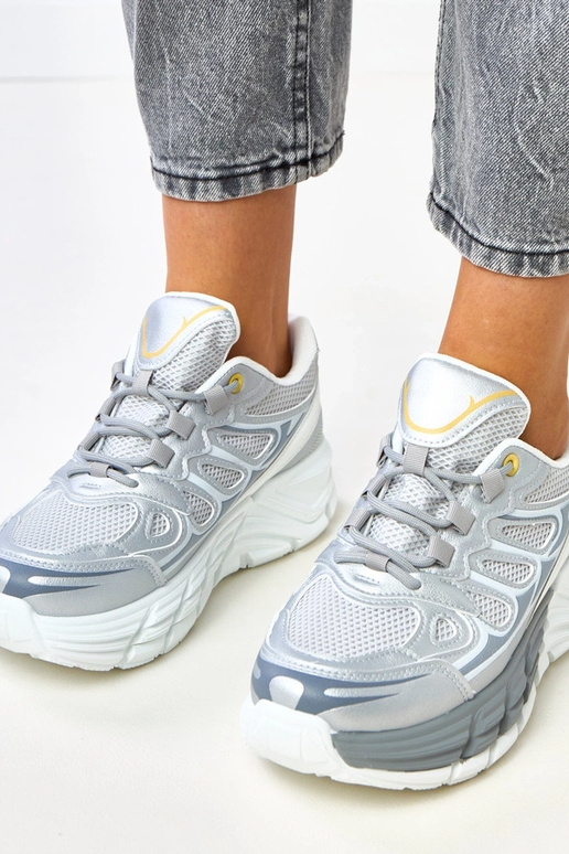 Baskets argentées sur semelle épaisse... Baskets argentées sur semelle épaisse...