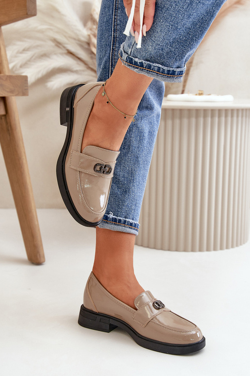 Mocassins en cuir laqué couleur sable... Mocassins en cuir laqué couleur sable...