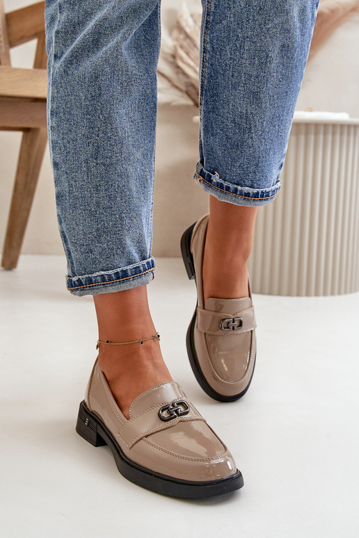 Mocassins en cuir laqué couleur sable... Mocassins en cuir laqué couleur sable...