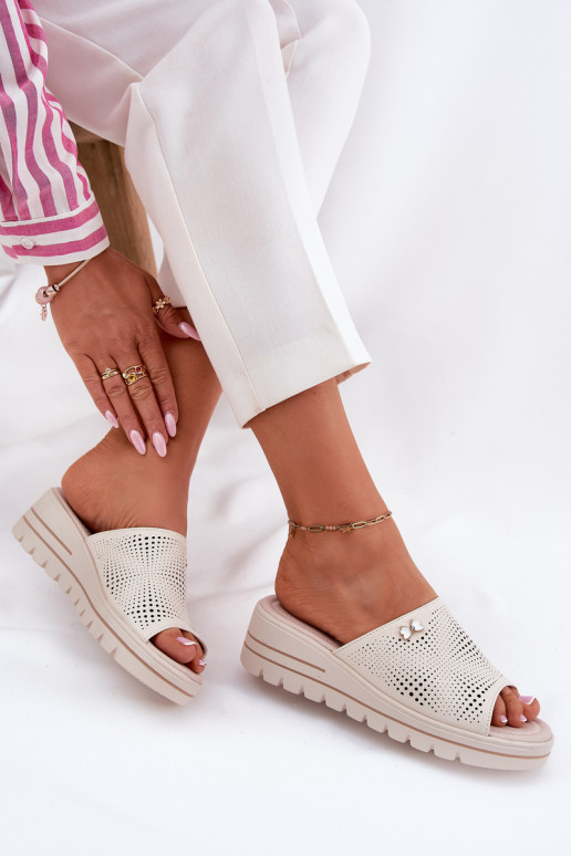 Pantoufles en cuir Féminin Sur un coin Vinceza 41477 beige Pantoufles en cuir Féminin Sur un coin Vinceza 41477 beige