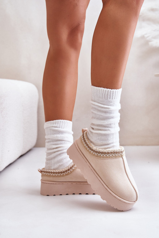 Bottes de neige Féminin avec une plateforme réchauffer avec de la fourrure à l intérieur couleur ivoire Remenia Bottes de neige Féminin avec une plateforme réchauffer avec de la fourrure à l intérieur couleur ivoire Remenia
