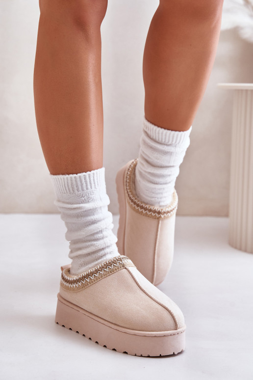 Bottes de neige Féminin avec une plateforme réchauffer avec de la fourrure à l intérieur couleur ivoire Remenia Bottes de neige Féminin avec une plateforme réchauffer avec de la fourrure à l intérieur couleur ivoire Remenia