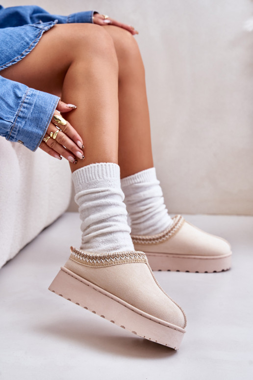 Bottes de neige Féminin avec une plateforme réchauffer avec de la fourrure à l intérieur couleur ivoire Remenia Bottes de neige Féminin avec une plateforme réchauffer avec de la fourrure à l intérieur couleur ivoire Remenia