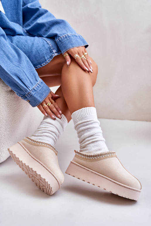 Bottes de neige Féminin avec une plateforme réchauffer avec de la fourrure à l intérieur couleur ivoire Remenia Bottes de neige Féminin avec une plateforme réchauffer avec de la fourrure à l intérieur couleur ivoire Remenia