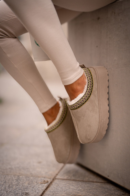 Bottes de neige Féminin avec une plateforme réchauffer avec de la fourrure à l intérieur couleur verte Remenia Bottes de neige Féminin avec une plateforme réchauffer avec de la fourrure à l intérieur couleur verte Remenia