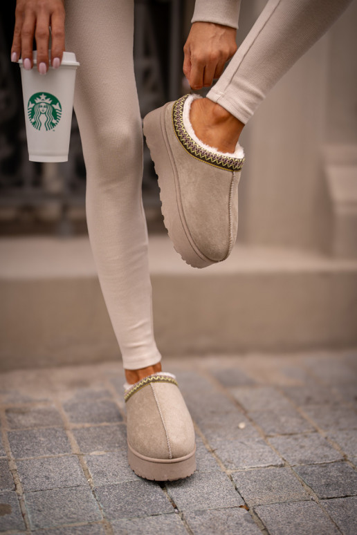 Bottes de neige Féminin avec une plateforme réchauffer avec de la fourrure à l intérieur couleur verte Remenia Bottes de neige Féminin avec une plateforme réchauffer avec de la fourrure à l intérieur couleur verte Remenia