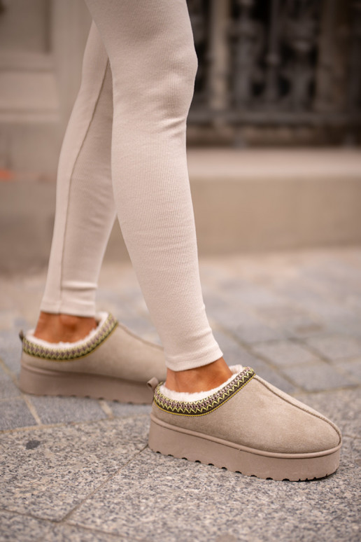 Bottes de neige Féminin avec une plateforme réchauffer avec de la fourrure à l intérieur couleur verte Remenia Bottes de neige Féminin avec une plateforme réchauffer avec de la fourrure à l intérieur couleur verte Remenia