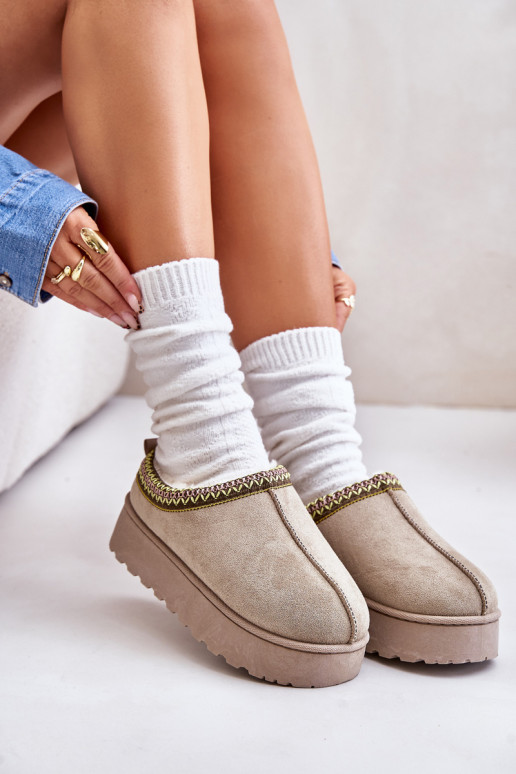 Bottes de neige Féminin avec une plateforme réchauffer avec de la fourrure à l intérieur couleur verte Remenia Bottes de neige Féminin avec une plateforme réchauffer avec de la fourrure à l intérieur couleur verte Remenia