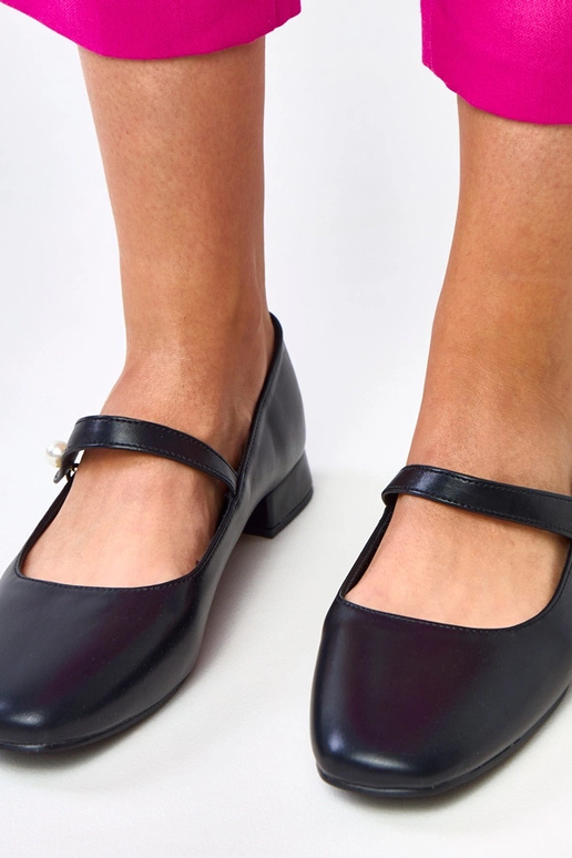 Chaussures à talon bas noires avec... Chaussures à talon bas noires avec...