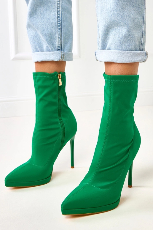 Bottines satinées vertes à talon haut...