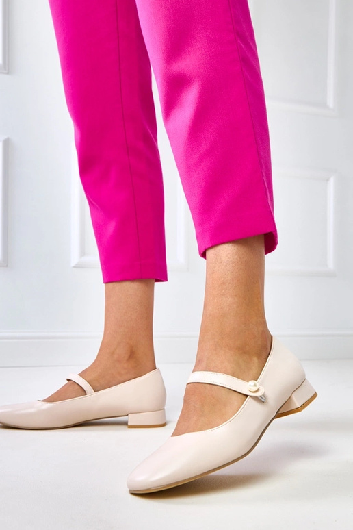 Chaussures à talon bas couleur sable... Chaussures à talon bas couleur sable...