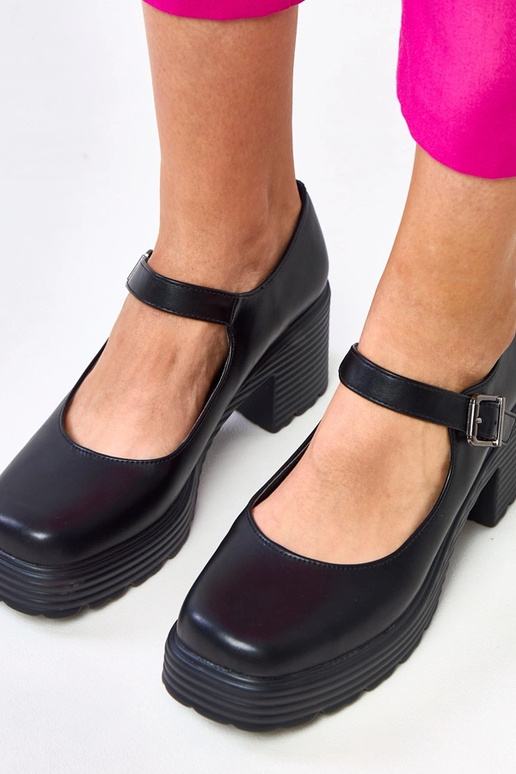 Chaussures à mi-hauteur noires avec... Chaussures à mi-hauteur noires avec...