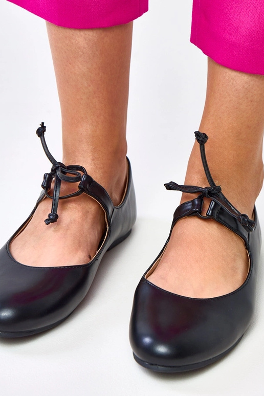 Ballerines noires à lacer autour de... Ballerines noires à lacer autour de...