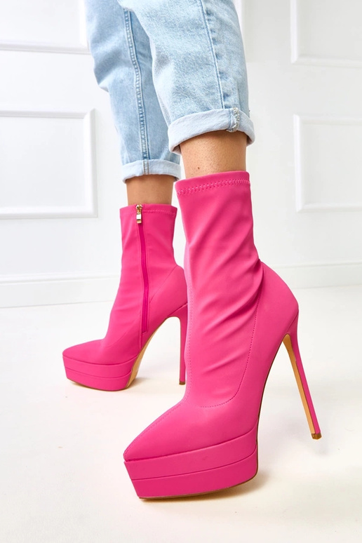 Bottines roses en satin à talon haut...