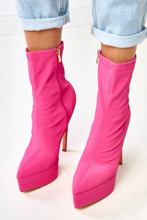 Bottines roses en satin à talon haut...