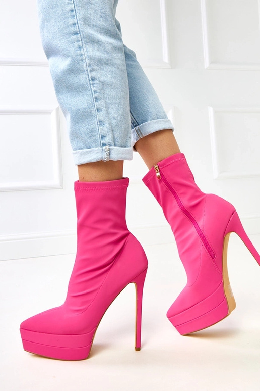 Bottines roses en satin à talon haut...