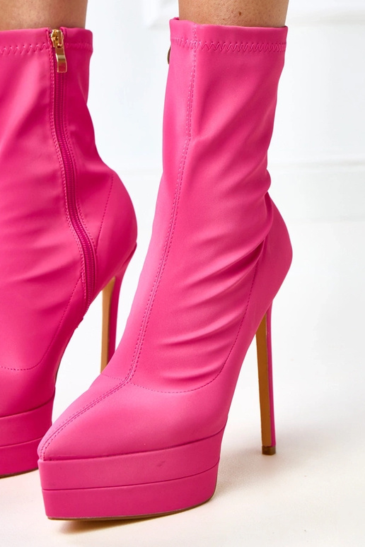 Bottines roses en satin à talon haut...