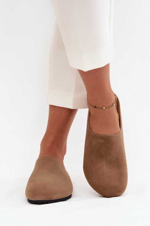 Chaussons Sabots Féminin avec une plateforme beige Sylviane Chaussons Sabots Féminin avec une plateforme beige Sylviane