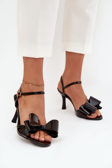 avec effet vernis des sandales avec des talons fins avec des rubans couleur noire Noliva