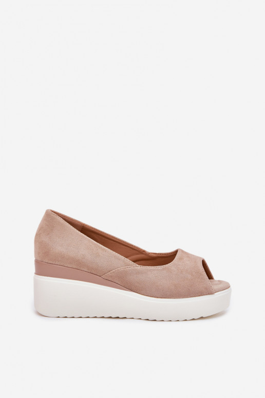 Sandales pour femmes Sur un coin Z en daim écologiqueu beige Velira Sandales pour femmes Sur un coin Z en daim écologiqueu beige Velira