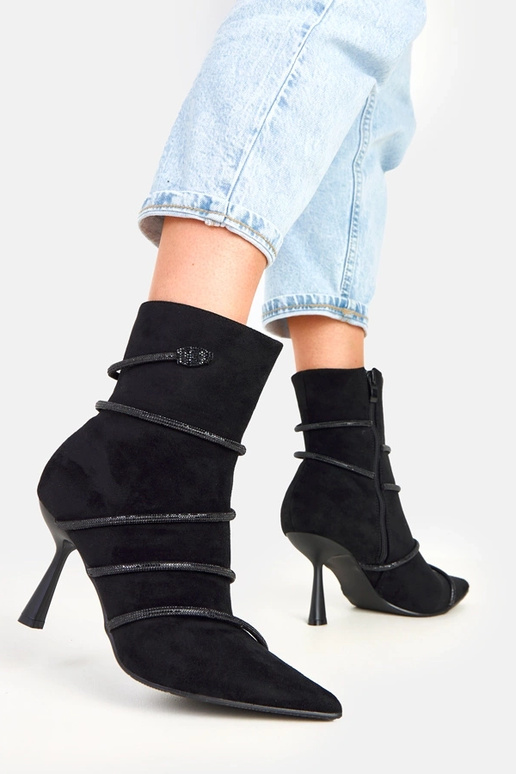 Bottines noires à talon ornées de...