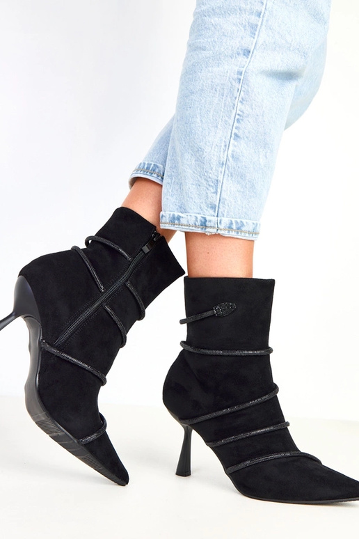 Bottines noires à talon ornées de...