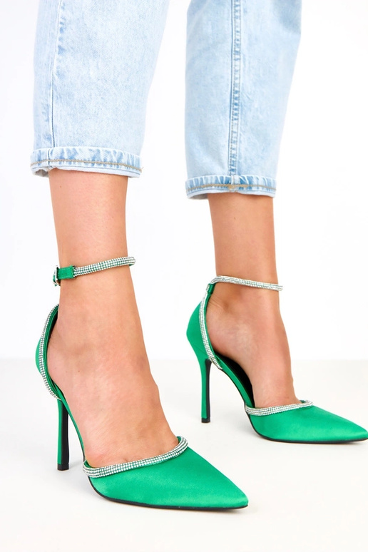 Escarpins verts satinés avec... Escarpins verts satinés avec...