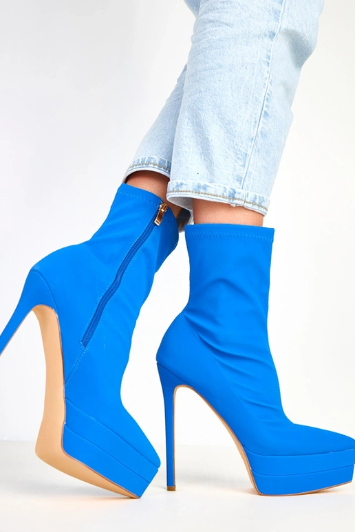 Bottines bleues satinées à talon avec...