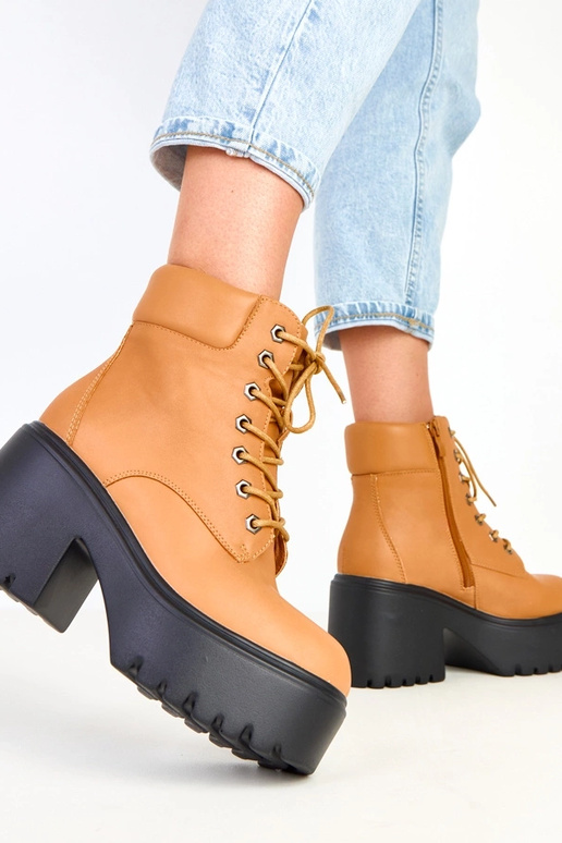 Bottines marron à talon massif et...