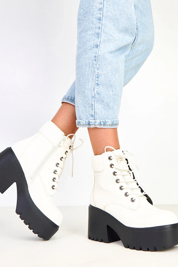 Bottines blanches à talon... 2