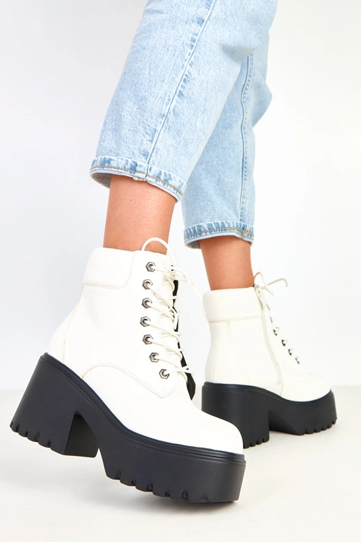 Bottines blanches à talon massif et...