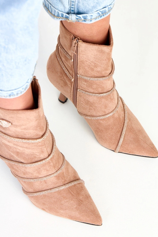 Bottines couleur sable à talon ornées...