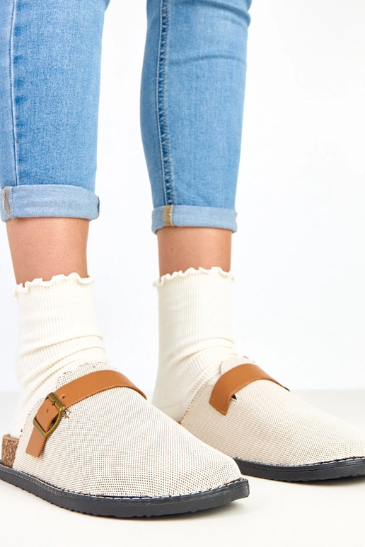 Pantoufles brunes sur plateforme en... Pantoufles brunes sur plateforme en...