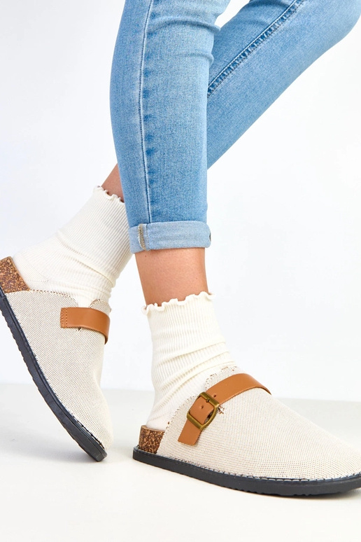 Pantoufles brunes sur plateforme en... Pantoufles brunes sur plateforme en...