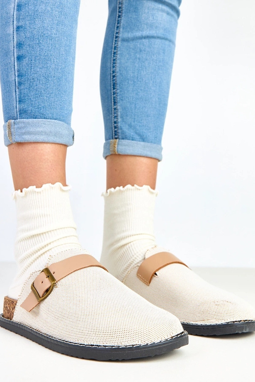 Pantoufles couleur sable sur... Pantoufles couleur sable sur...