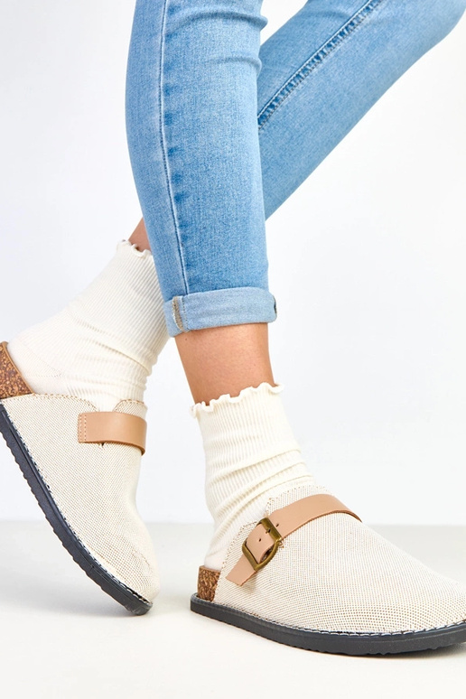 Pantoufles couleur sable sur... Pantoufles couleur sable sur...