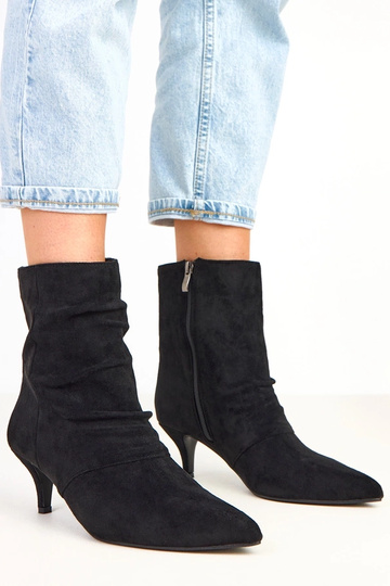 Bottes noires à petit talon...