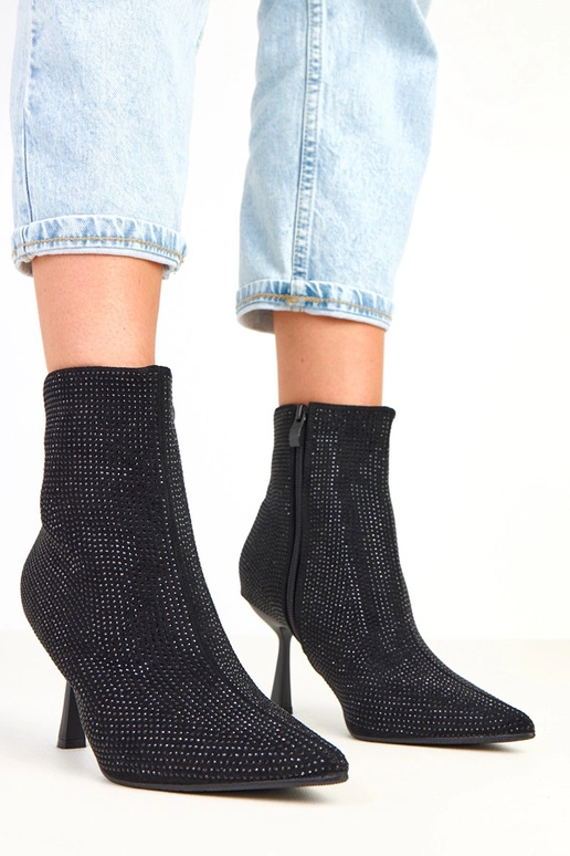 Bottes noires à talon haut ornées de... Bottes noires à talon haut ornées de...