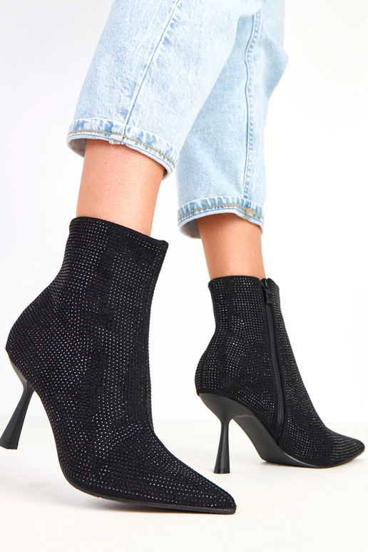 Bottes noires à talon haut ornées de... Bottes noires à talon haut ornées de...