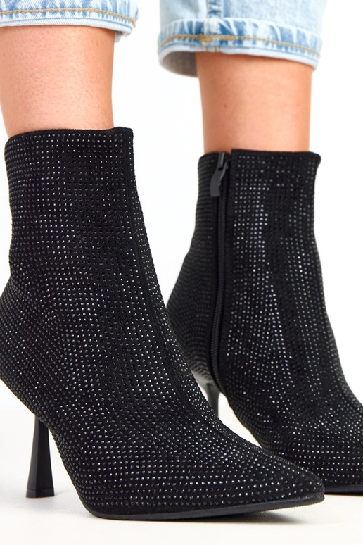 Bottes noires à talon haut ornées de... Bottes noires à talon haut ornées de...